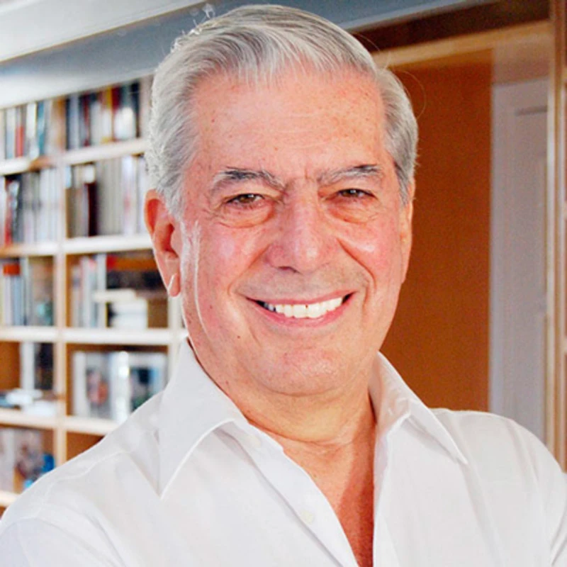 Mario Vargas Llosa en su biblioteca