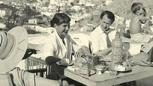 Charmiane Clift con su familia en Hidra