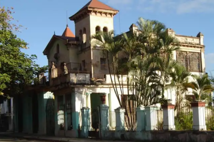 Castillo de Averhoff, Mantilla