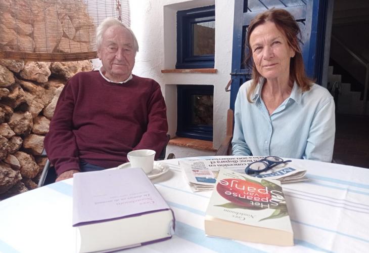 Cees Nooteboom y su esposa, en su casa de Menorca