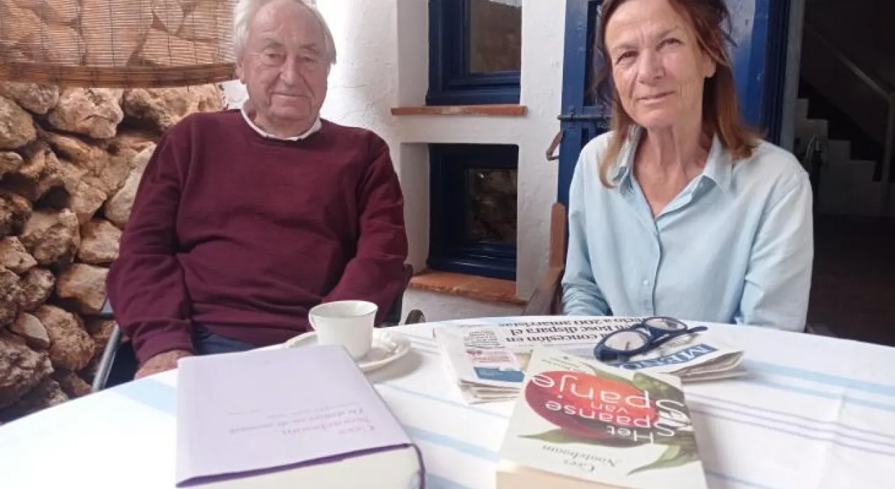 Cees Nooteboom y su esposa, en su casa de Menorca